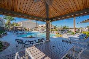 Modern 2BD - Parking, Gym, Pool - Sleeps 8 - 5 Min Casino