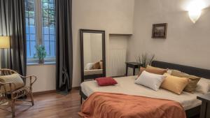 Ponte Pietra Roman Theatre free parking