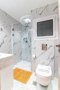 Cozy 2-Bedroom by Flisvos Marina