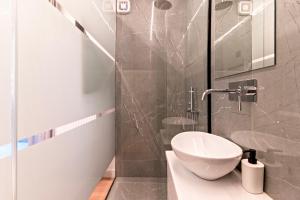 Cozy 2-Bedroom by Flisvos Marina