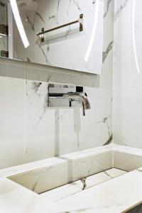 Cozy 2-Bedroom by Flisvos Marina