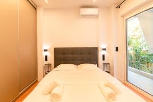 Cozy 2-Bedroom by Flisvos Marina