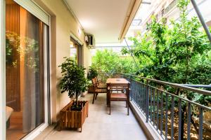 Cozy 2-Bedroom by Flisvos Marina