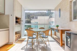 Excelente apartamento em condomínio pé na Areia.