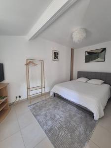 La longère du Moulin, logement T2 indépendant tout équipé avec cuisine, parking individuel avec portail, salon de jardin, belle grande chambre