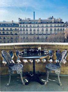 BALCONY- AVENUE -CHAMPS ELYSEEs