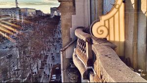 BALCONY- AVENUE -CHAMPS ELYSEEs
