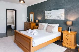 Top Location - 2BR Seafront & Steps from Ferry by ArcoStays