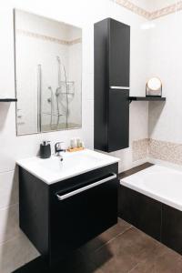 Top Location - 2BR Seafront & Steps from Ferry by ArcoStays