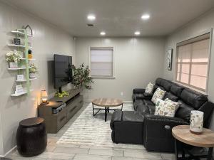 HomeSuite Cabin near Choctaw Casino Fun