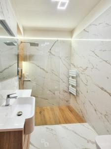 Romantic Lake View Apartment with Balcony and Parking in Orselina Locarno