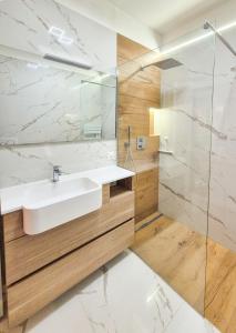 Romantic Lake View Apartment with Balcony and Parking in Orselina Locarno