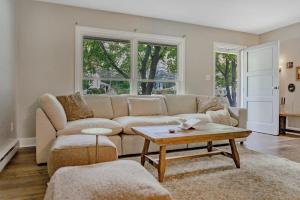 Game Day Haven With Bar & Deck - Ubytování bez kategorie ve městě State College