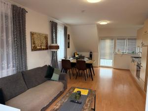 Mc Home Self Check-In Loftartiges und großes Apartment mitten im Grünen mit Balkon DG06, in Dobl bei Graz