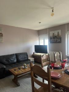 Appartement calme, frais à louer, nouvellement repeint, emplacement stratégique, proche de toutes commodités, de lautoroute, valenciennes, lille, Belgique, wifi, Netflix, parking Gratuits