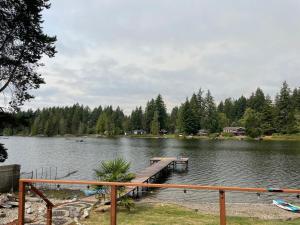 Peaceful Lakefront Retreat