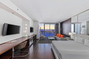 Luxurious Sub-Penthouse Studio Balcony Access