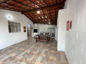 Casa 150m da Praia das Toninhas Com Churrasqueira