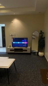 شقة بصالة وغرفتين نوم حديثة