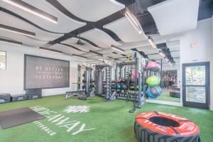 KingBed Golf Pickleball Pool Hot Tub Parking