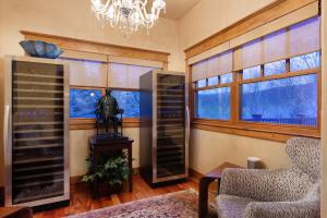 Luxe Artful Mountain Retreat with 4 King Suites, 8 Person Hot Tub and 3 Decks