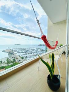Blue Loft 14th floor with balcony overlooking the ocean and marina, Jacuzzi, Sauna, Turkish bath, swimming pool, gym, spa y bar