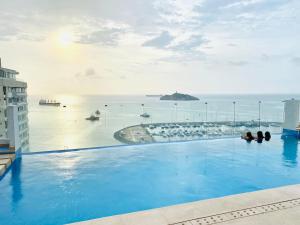 Blue Loft 14th floor with balcony overlooking the ocean and marina, Jacuzzi, Sauna, Turkish bath, swimming pool, gym, spa y bar