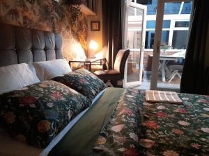 Cosy Bedroom with 55"TV and Dedicated Toilet and Shower Space