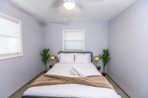 Trendy Home by Jet Skis Parks & Art Hotspots