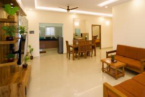 TrueLife Presidential Suites - 3BHK Luxurious AC Apartments - Modular Kitchen, RO water system, Microwave - Super fast WiFi, 55 Smart TV, 250 Airtel Channels - 3 bathrooms - Parking - Nearby PS4, A2B pure veg restaurants - Top service with lots of lo