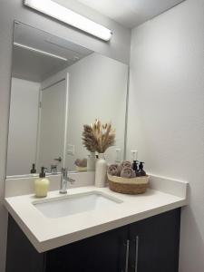 The Hollywood Blvd Loft FREE AND DESIGNATED PARKING
