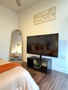 The Hollywood Blvd Loft FREE AND DESIGNATED PARKING