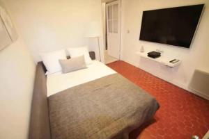 Signature Penthouse at Villefranche, Steps to Beach, Limited-Time Offer