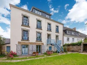 Ancienne Gendarmerie with Sea Views