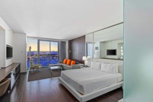 Incredible Views 51st Floor High-Rise Studio -Balcony