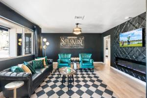 2 BR House, Pool, Hot Tub, 15 min Barrett Jackson!