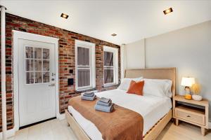 SoHo Designer 2BR w balcony