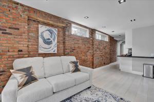 SoHo Designer 2BR w balcony