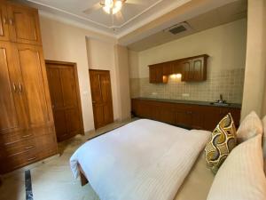 Chansal Sky Sea 13 People - Shimla