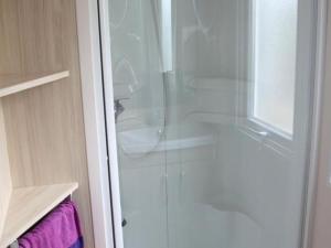 Mobil Home Confortable avec Terrasse pour 6 Personnes - API-1-52-394