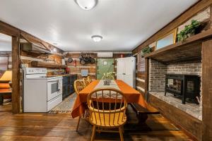 1830s Log Cabin - 5 Acres Near Mammoth Cave