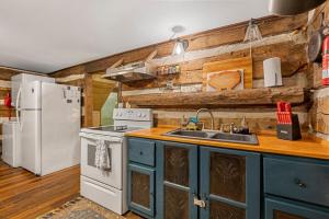 1830s Log Cabin - 5 Acres Near Mammoth Cave