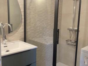 très bel F3 avec balcon - FR-1-703-217