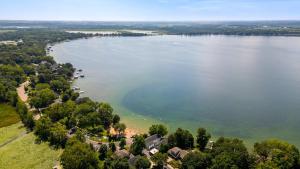 Waterfront On Rock Lake Firepit Fishing
