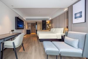 Atour X Hotel Shenzhen Luohu Dongmen Pedestrian Street