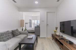 HAVN - Studio with Lake Views in Dubai Gate, JLT