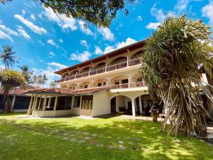 Sri Gemunu Beach Resort