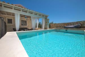 Julia House by PaxosRetreats