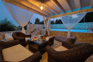 Julia House by PaxosRetreats