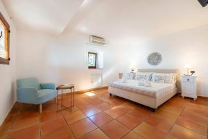 Habitación con cama extragrande y vistas al mar